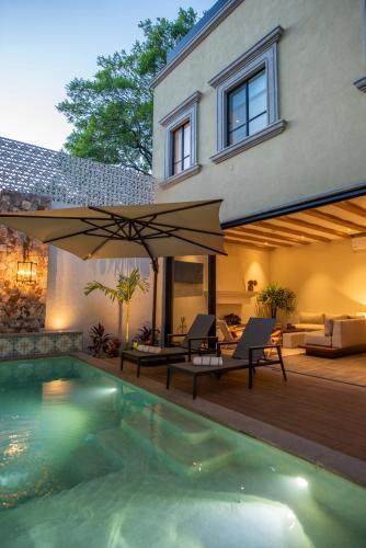 a house with a swimming pool and a patio at Hermosa villa de 3 habitaciones en el corazón de San Miguel de Allende, Casa Suspiros in San Miguel de Allende