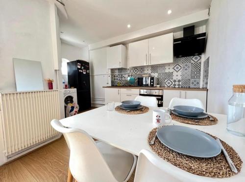 - une cuisine avec une table et des chaises blanches dans la chambre dans l'établissement Chambre privée dans un appartement partagé, à Villeurbanne