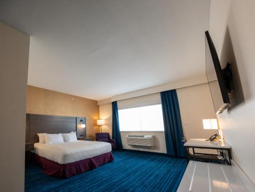 Un pat sau paturi într-o cameră la Walker's Bluff Casino Resort