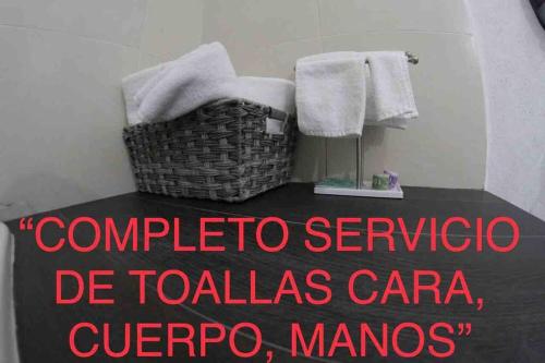 a sign for a bathroom with towels on a counter at Casa entera Alberca en Acapulco Diamante in Acapulco