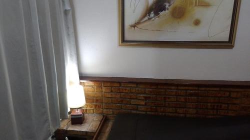 una habitación con una lámpara y una foto en la pared en Casa Olivença en Olivença