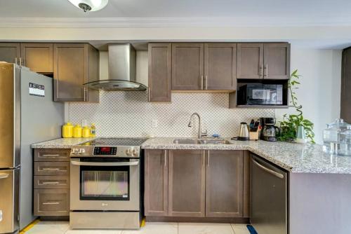 Dapur atau dapur kecil di Luxury Home In Castlemore Brampton