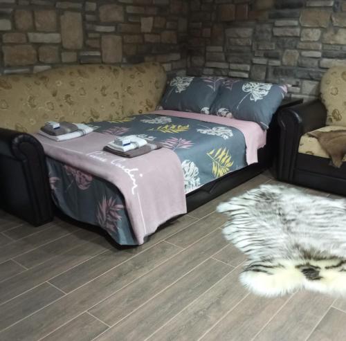 Cette chambre comprend un lit et un canapé avec un tapis. dans l'établissement Istanbul.eko.apart, à Istanbul