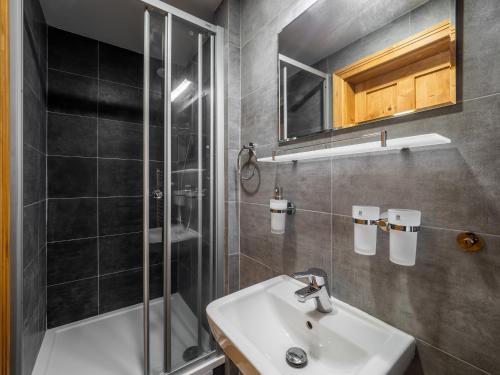 a bathroom with a sink and a shower at Zámeček Waldsteinovo Zátiší in Svatoslav