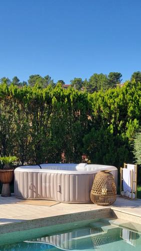Photo de la galerie de l'établissement Maison d'architecte avec spa, piscine et parasol chauffant, à Bras