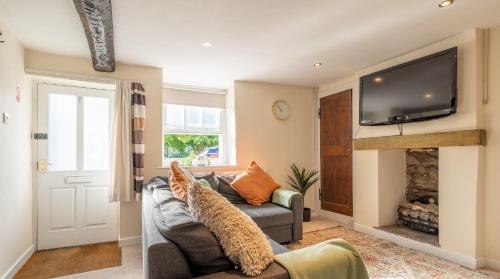 TV a/nebo společenská místnost v ubytování Wee Toad Hole Heart of Kendal - Cottage sleeps 4-6 - Dogs Welcome