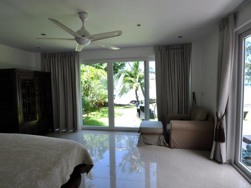 - une chambre avec un lit et un ventilateur de plafond dans l'établissement Dragon Sea View Villa, à Ko Chang