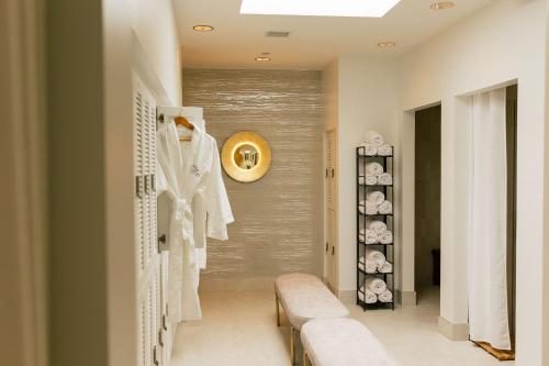 um corredor com roupas brancas penduradas numa parede em The Westin Carlsbad Resort & Spa em Carlsbad