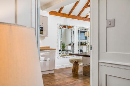 cocina con paredes blancas y puerta de madera en Luxury Goodwood home, Hot tub, 3 Bedrooms, Pet Friendly, en Chichester