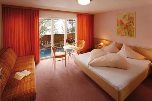 Säng eller sängar i ett rum på Hotel Sonnalpen
