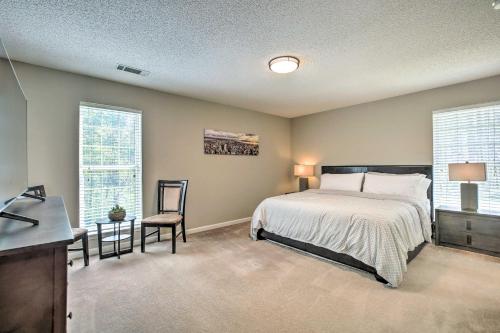 Ένα ή περισσότερα κρεβάτια σε δωμάτιο στο Lawrenceville Home Close to Parks and Dining!