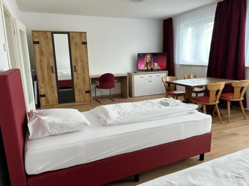 Pokój hotelowy z 2 łóżkami, stołem i telewizorem w obiekcie Othman Appartements Alte Schmiede 22 w Hanowerze