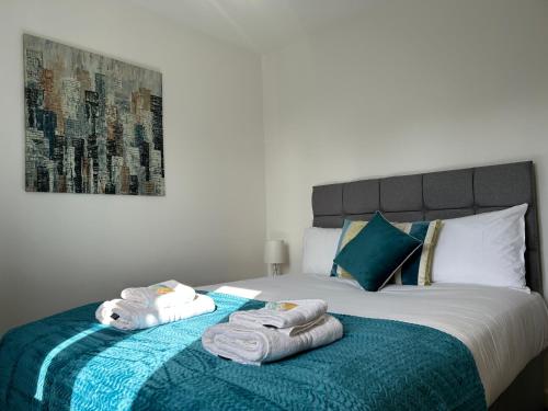 Modern 3 Bedroom House, Free Parking in Oxford tesisinde bir odada yatak veya yataklar