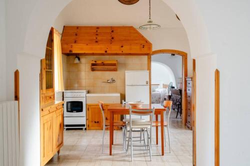 eine Küche mit einem Tisch und Stühlen im Zimmer in der Unterkunft Trullo Rosy in Martina Franca