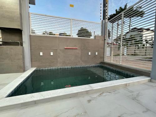 Bazén v ubytování Flats do Lucca 01 Tamandaré nebo v jeho okolí