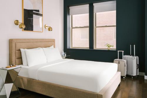 sypialnia z dużym białym łóżkiem i oknem w obiekcie Sonder at One Platt w Nowym Jorku