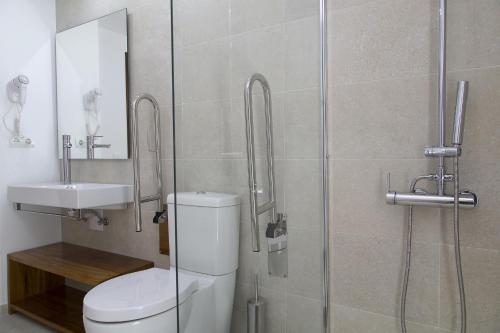 Ένα μπάνιο στο Apartamentos Proa - Emar Hotels Only Adults