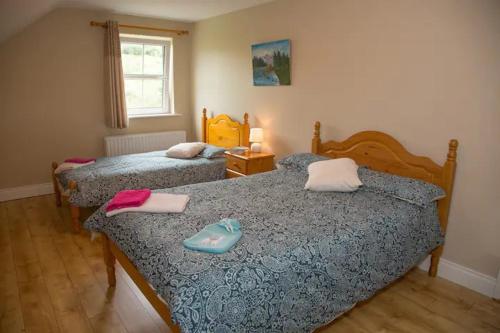 sypialnia z 2 łóżkami i ręcznikami w obiekcie Anne's Cottage w mieście Bantry