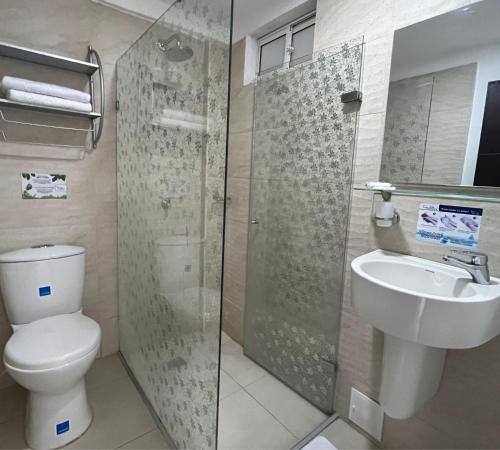 La salle de bains est pourvue de toilettes, d'un lavabo et d'une douche. dans l'établissement Hotel Tucuraca by DOT Tradition, à Santa Marta