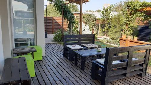 un patio con una mesa y bancos en una terraza en Casa en Mar del Plata