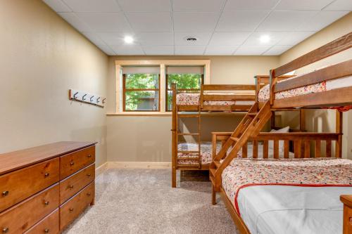 Anvil Lake Lodge في إيغل ريفير: غرفة نوم بسريرين بطابقين ونافذة