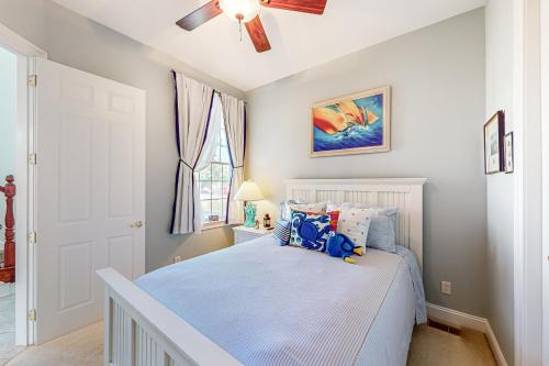 une chambre avec un lit blanc et un ventilateur de plafond dans l'établissement Bayside Resort --- 36306 Sunflower Boulevard, à Selbyville
