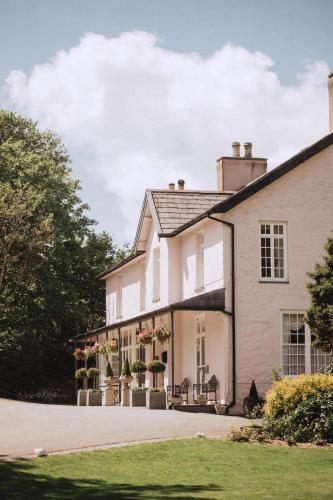 an exterior view of a white house at Plas Dinas Country House in Caernarfon