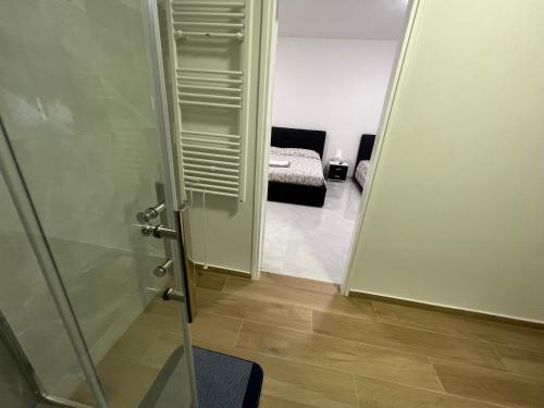 drzwi prowadzące do pokoju z sypialnią w obiekcie Casa Roma rooms&apartments w Padwie