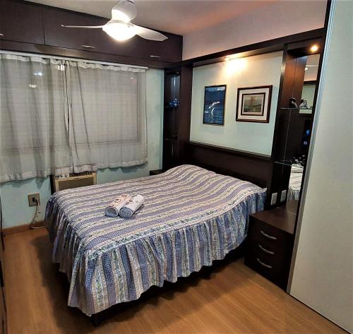 1 dormitorio con 1 cama con tocador y espejo en Apto Familiar Completo, 2 quartos en Porto Alegre