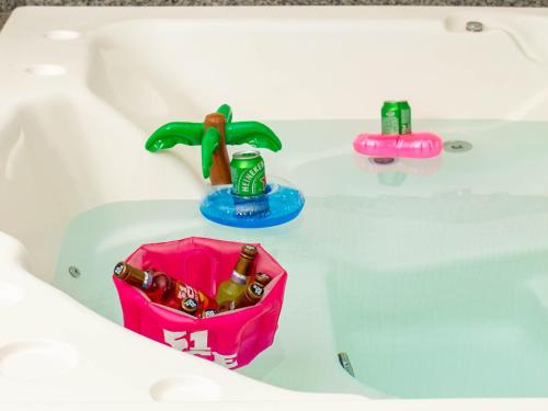 eine Spielzeugbadewanne mit einem Spielzeug-Wasserhahn und einem rosa Korb in der Unterkunft KANKUN MOTEL E POUSADA -Adult only in Sorocaba