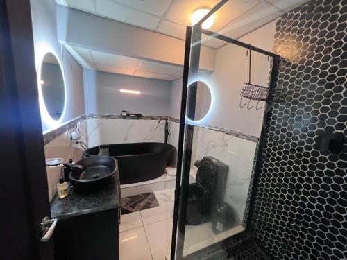 een badkamer met een zwarte wastafel en een douche bij 404 on 9 Palm Blvd in Durban