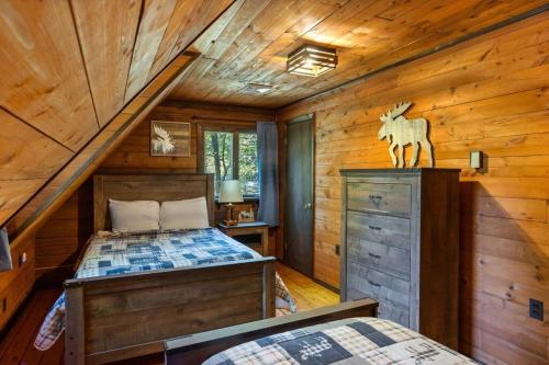 a bedroom with a bed in a log cabin at Rustic Luxury in the Pocono Mountains - Stag Lodge in Pocono Lake