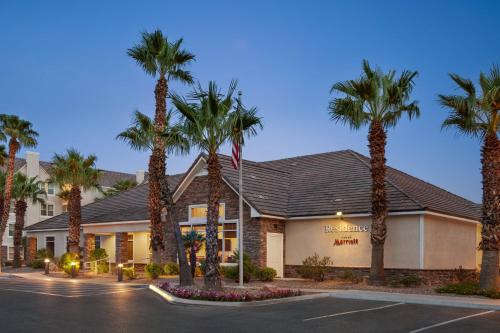 um hotel com palmeiras em frente em Residence Inn By Marriott Las Vegas Stadium Area em Las Vegas