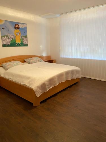 um quarto com uma cama grande num quarto em Apartment Traumzeit em Bad Neustadt an der Saale
