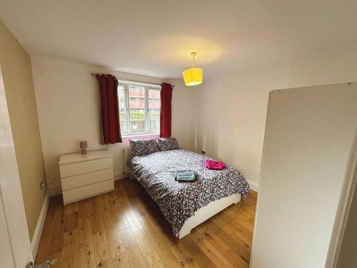 Habitación pequeña con cama y ventana en 1 Bed Room Flat Near Central, en Londres