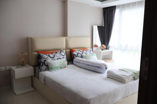 Postel nebo postele na pokoji v ubytování Grand avenue condo Soi Boaukow