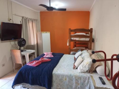 1 dormitorio con 1 cama con manta azul en Pousada Líder, en Águas de São Pedro