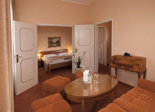 
Ein Bett oder Betten in einem Zimmer der Unterkunft Hotel Vier Jahreszeiten Salzburg
