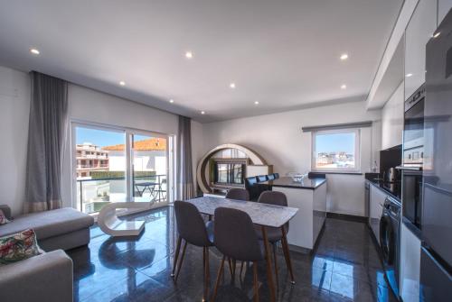 a kitchen and living room with a table and chairs at Apartment Ocean Baleal with AC in Baleal