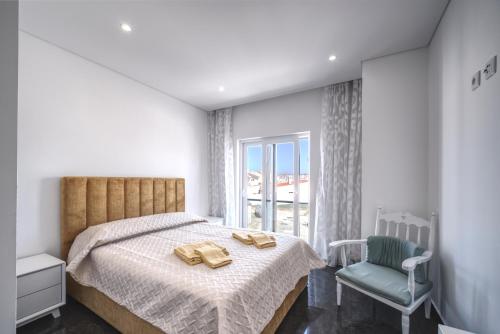 - une chambre avec un lit, une chaise et une fenêtre dans l'établissement Apartment Ocean Baleal with AC, à Baleal