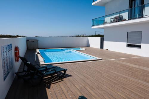 a deck with a swimming pool on top of a house at Apartment Ocean Baleal with AC in Baleal