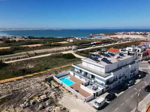 an aerial view of a white building with a swimming pool at Apartment Ocean Baleal with AC in Baleal
