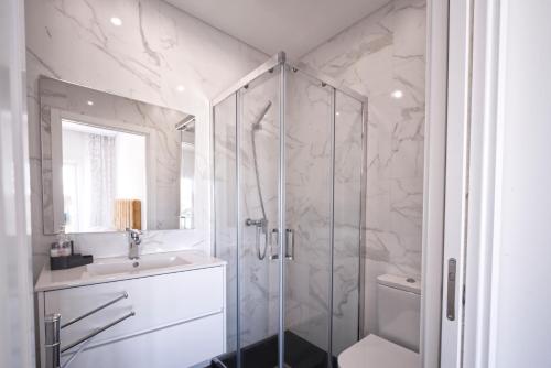 La salle de bains est pourvue d'une douche et d'un lavabo. dans l'établissement Apartment Ocean Baleal with AC, à Baleal