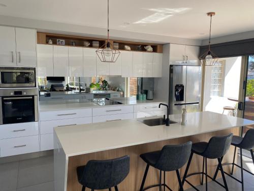 Η κουζίνα ή μικρή κουζίνα στο Merimbula Lake Apartments