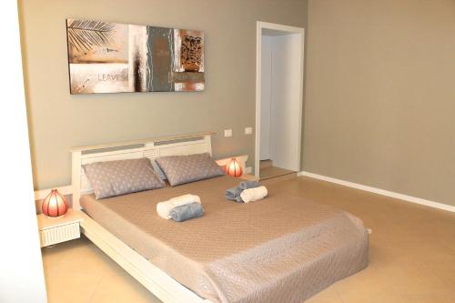 ein Schlafzimmer mit einem Bett mit zwei Handtüchern darauf in der Unterkunft Residenza La Vecchia Vigna in Verona