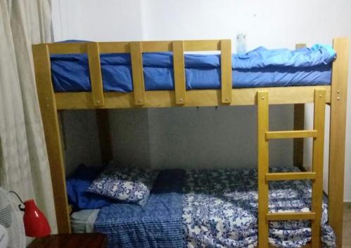2 Etagenbetten in einem Zimmer mit einem Bett in der Unterkunft FER'S HOUSE in Lima