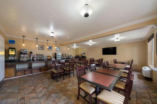 a restaurant with tables and chairs and a bar at Best Western Salinas Valley Inn & Suites in Salinas