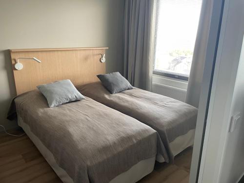 2 camas en una habitación pequeña con ventana en Ylläs chalet Bella Vista, en Ylläsjärvi