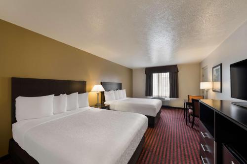 um quarto de hotel com duas camas e uma televisão de ecrã plano em Best Western Salinas Valley Inn & Suites em Salinas