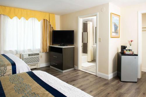Μια τηλεόραση ή/και κέντρο ψυχαγωγίας στο Rodeway Inn Middletown - Newport